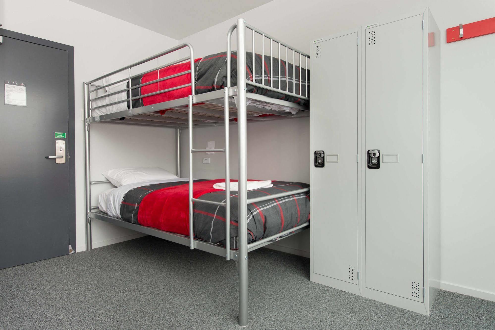 Хостел Urbanz Крайстчерч Екстер'єр фото A bunk bed